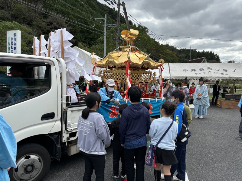 ふれあい広場での餅配り