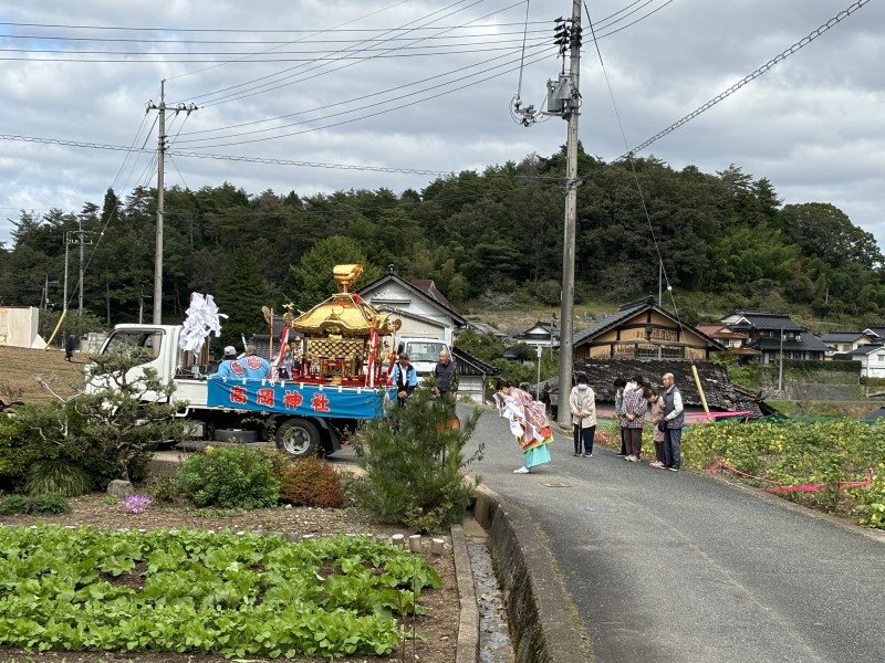 山合の畑でお祈りする宮司