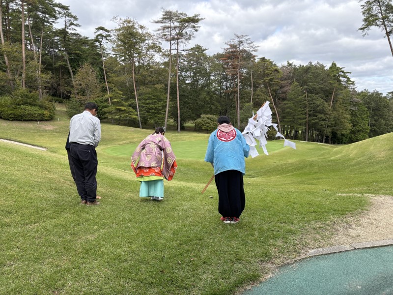 ゴルフ場でお祈りする宮司