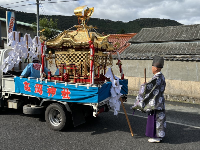 街中でお祈りする宮司