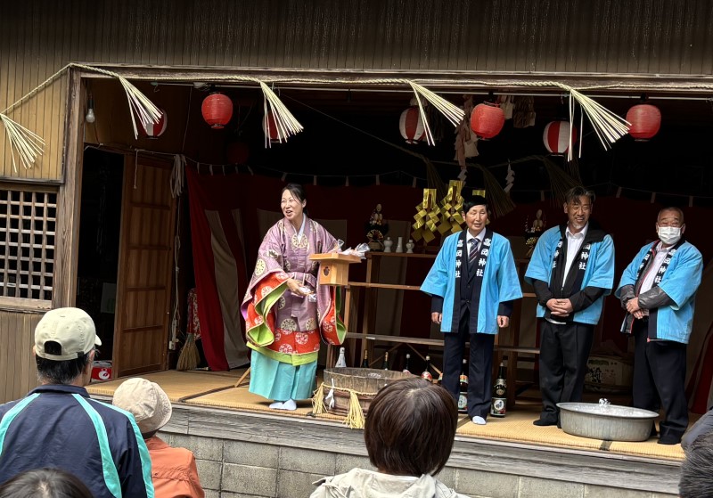 餅まきをする宮司