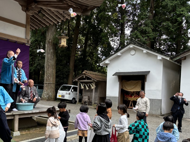 餅まきを楽しむ子供達