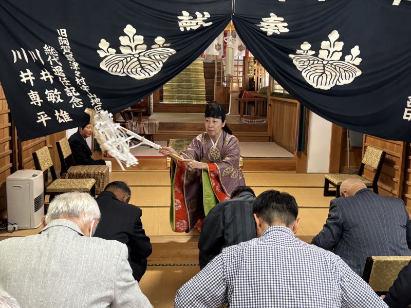 春祭りを行う女性宮司