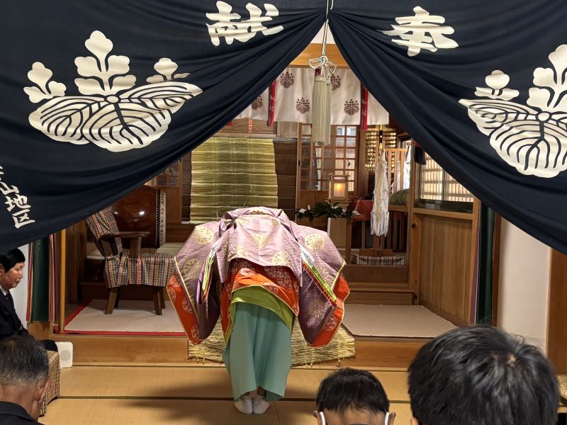 神様に祈りを捧げる女性宮司