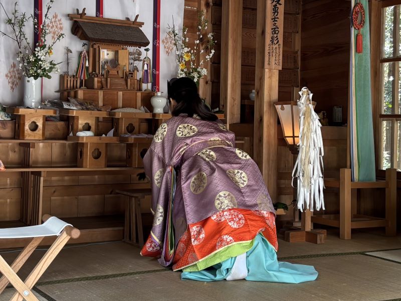 戦没者に祈りを捧げる女性宮司