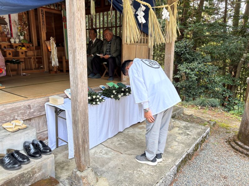戦没者に祈りを捧げる参列者