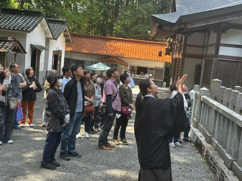本殿の説明をする宮司