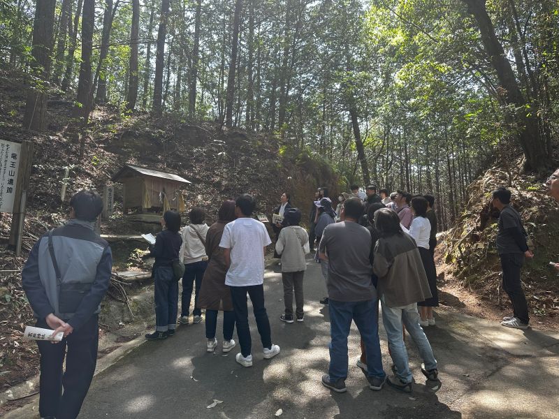 竜王さま遥拝所を案内する宮司