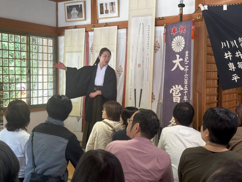 拝殿の中を案内する宮司