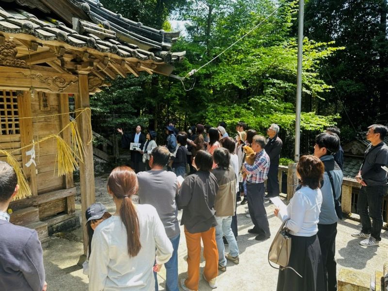 四十疫神社を見学する参加者