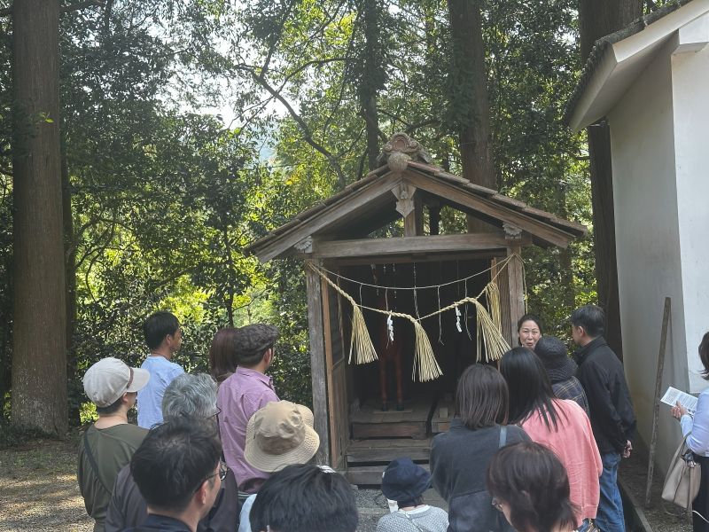 勝ち馬を案内する宮司