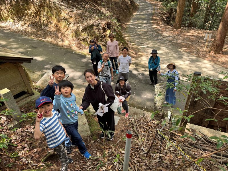 龍王池をめざして登山を開始する一行