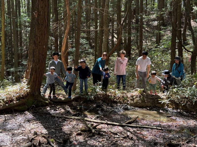 龍王池をめざして登山をする一行