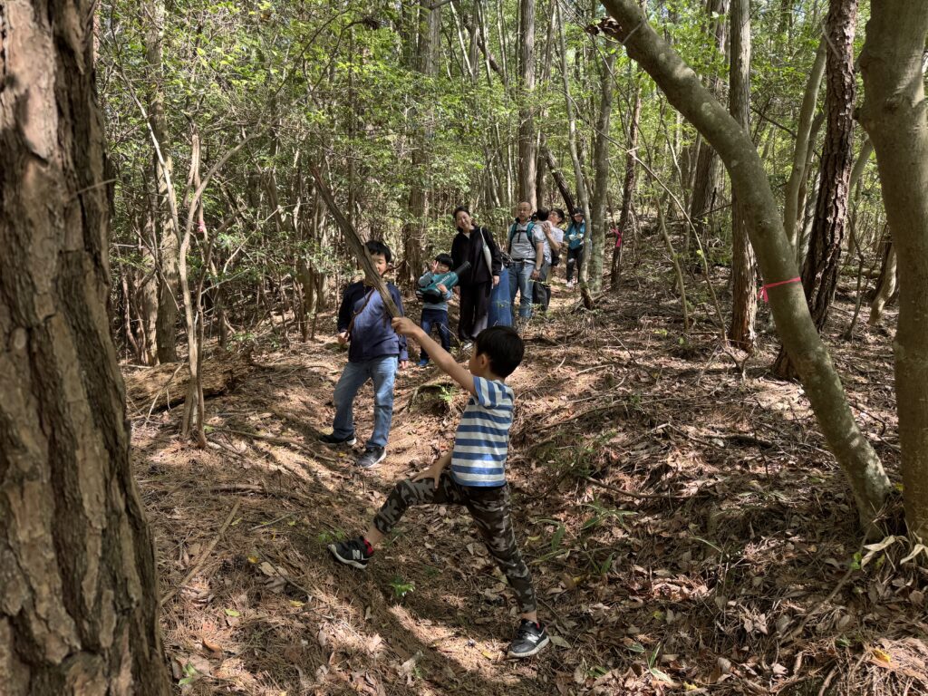 龍王池をめざして登山をする一行