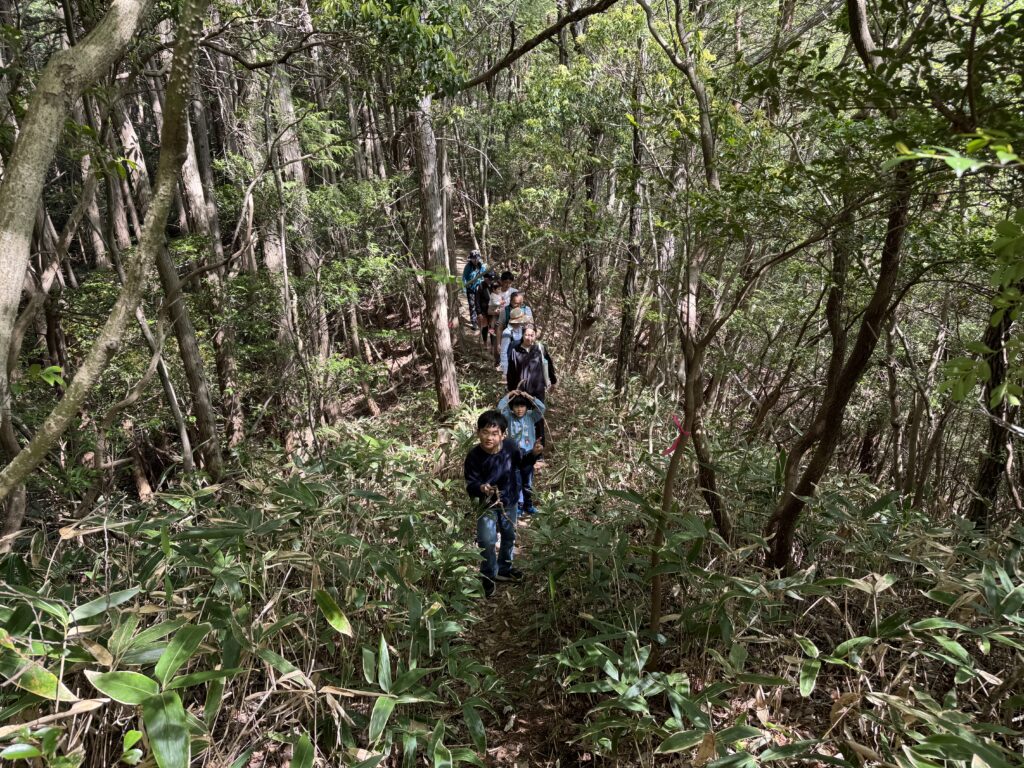 龍王池をめざして登山をする一行
