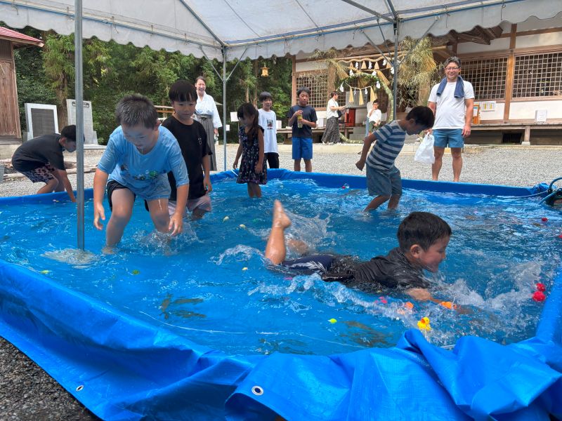 子供たちがプールに飛び込み、鮎のつかみ取りがスタート