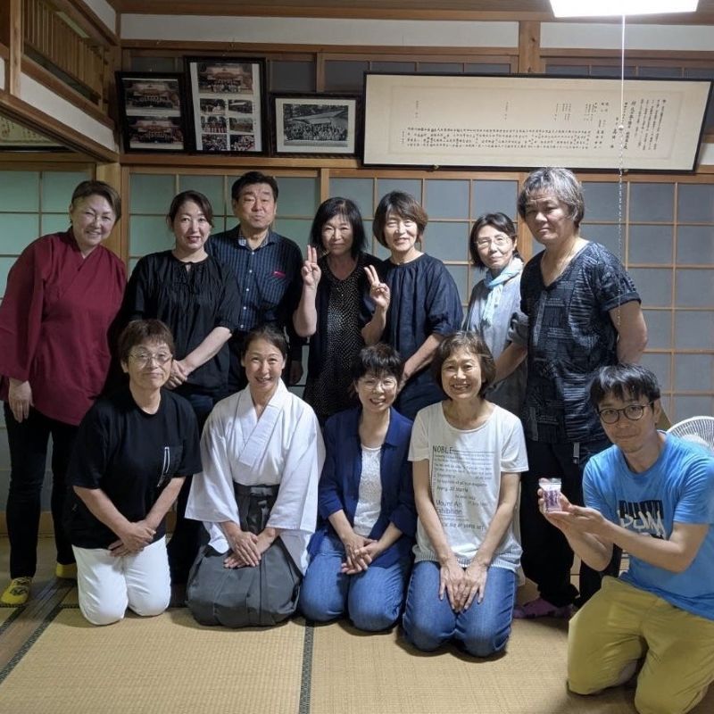 社務所での記念撮影