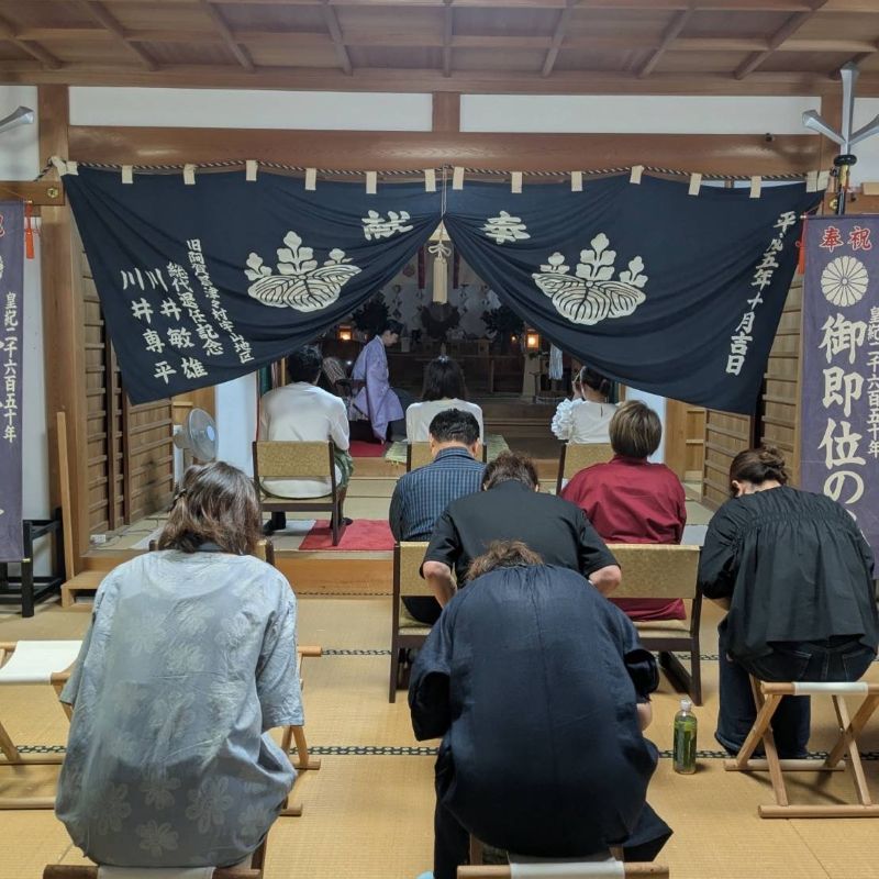 拝殿でお清めをする参加者