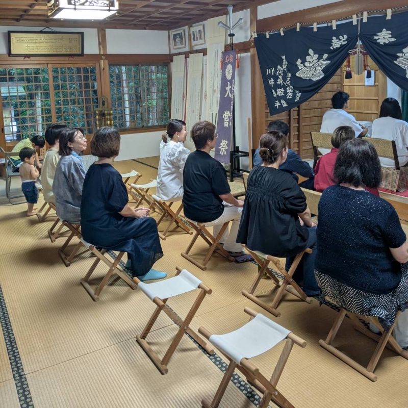 拝殿でお清めをする参加者