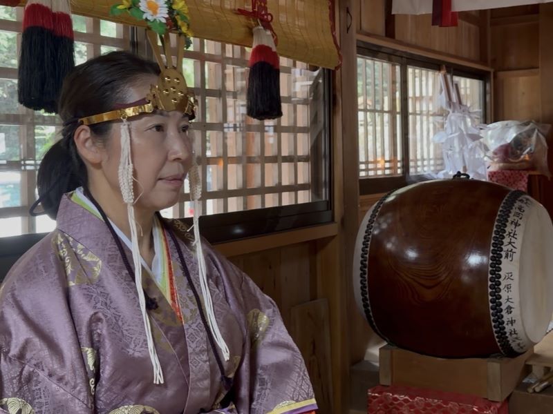 神様に祈りを捧げる女性宮司