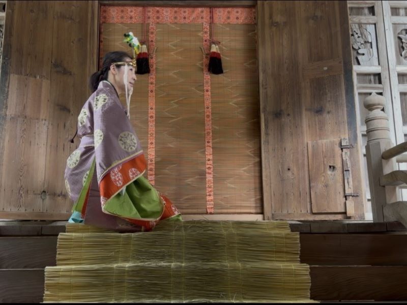 神様に祈りを捧げる女性宮司