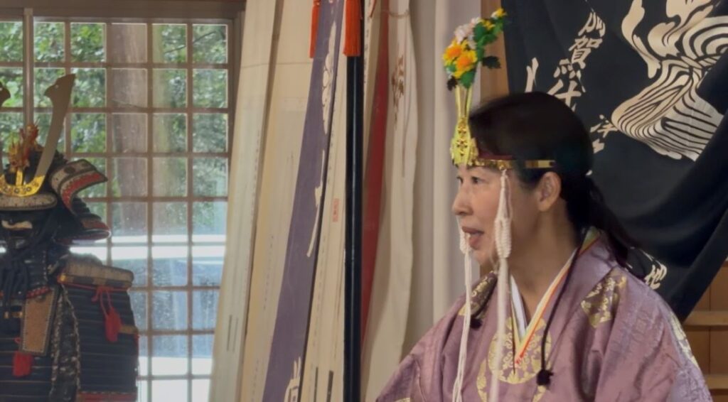神様に祈りを捧げる女性宮司