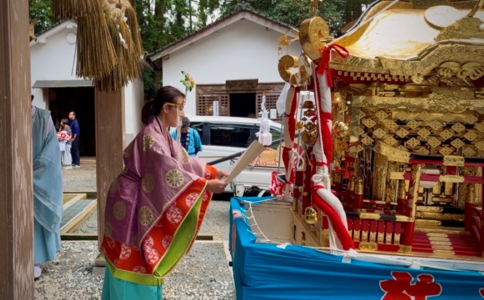 お神輿巡幸前に祈りを捧げる女性宮司