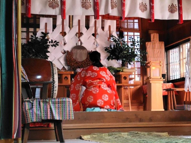 新嘗祭で祈祷する女性宮司