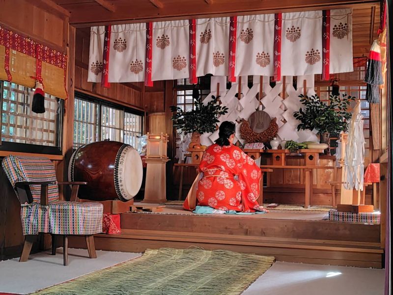 新嘗祭で祈祷する女性宮司