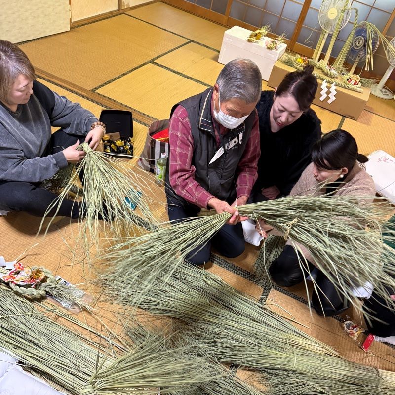 しめ飾りを作る柴床先生