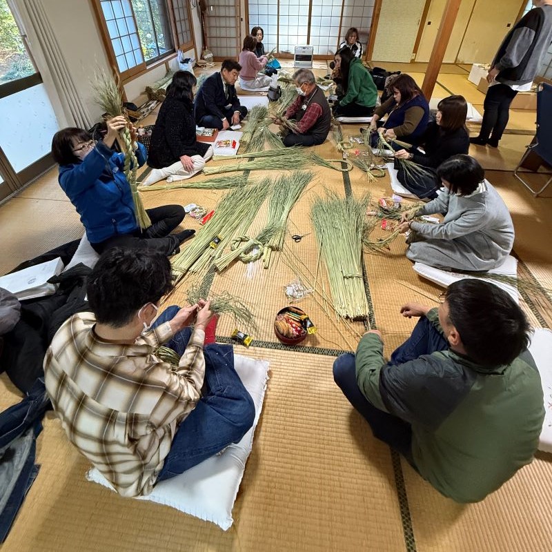 和気あいあいとしめ飾りを作る参加者の皆さん