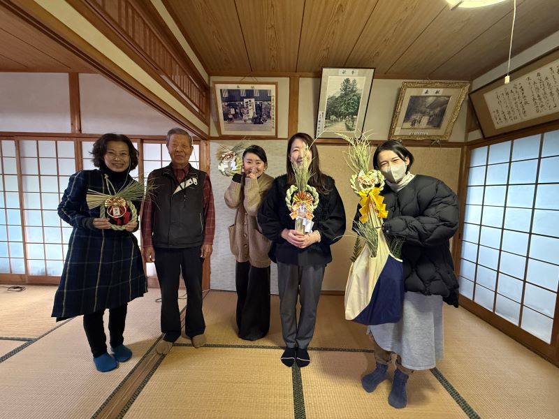 完成したしめ飾りを手に持つ参加者の皆さん