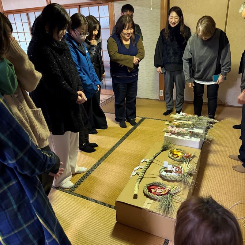 しめ飾りの形を選ぶ参加者の皆さん