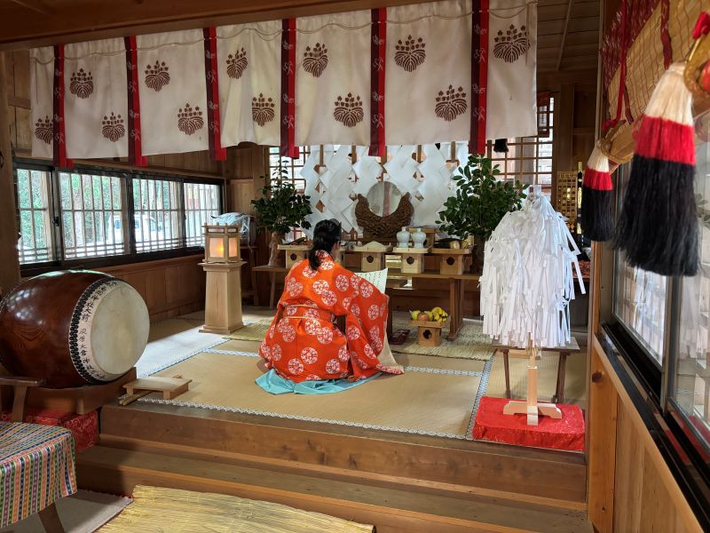 春祭りで祝詞を捧げる女性宮司