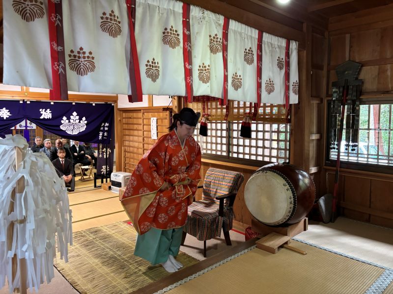 春祭りで祈祷を捧げる女性宮司