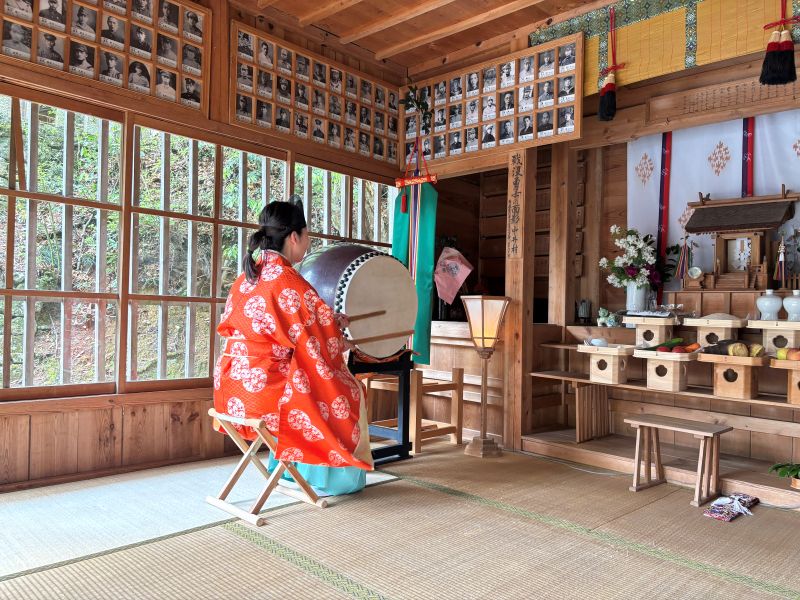 慰霊祭で太鼓を叩く女性宮司