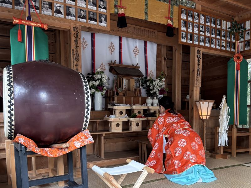 慰霊祭で祈祷を捧げる女性宮司