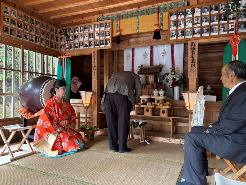 慰霊祭で玉串を捧げる遺族会の代表