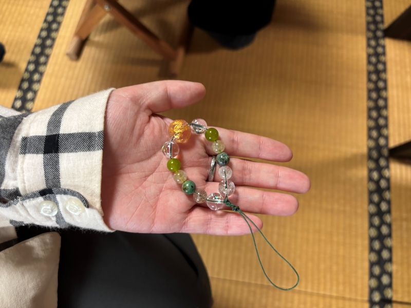 手の平の上に乗せた御守りチャーム