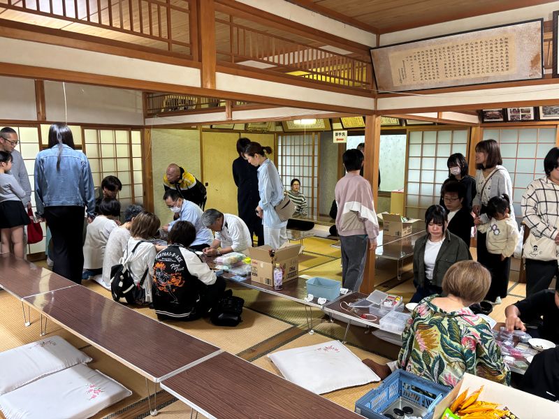 社務所で御守りチャームづくりをする参加者の皆さん