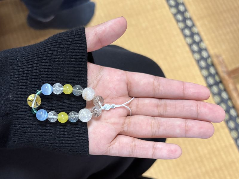 手の平に乗せた御守りチャーム