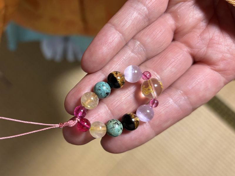 手の平に乗せた御守りチャーム