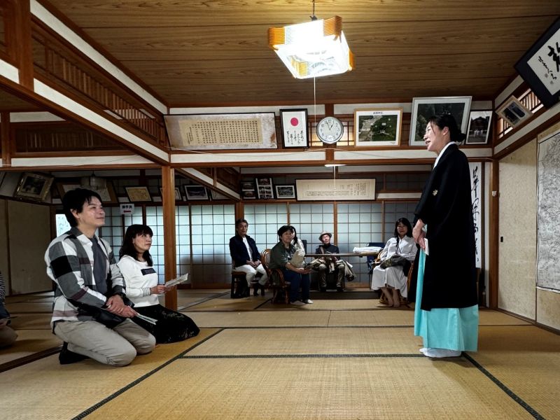 社務所で髙岡神社の説明をする女性宮司