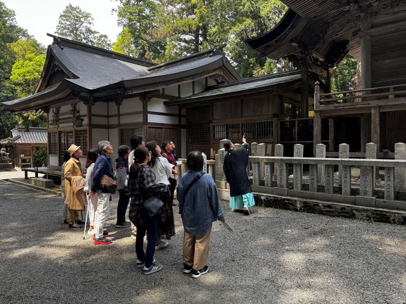 本殿の説明をする女性宮司