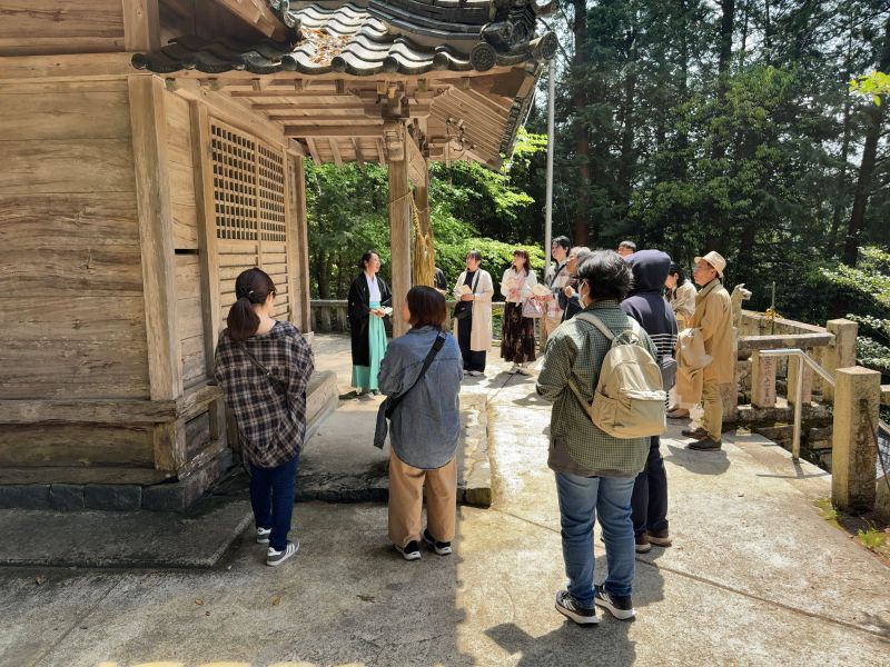 四十疫神社の説明をする女性宮司