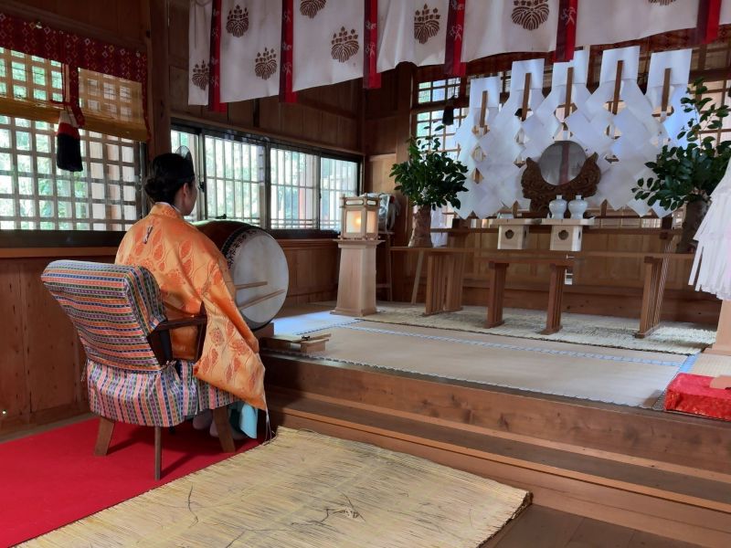 拝殿でお清めをする女性宮司