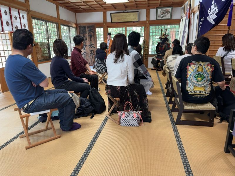 拝殿の説明をする女性宮司