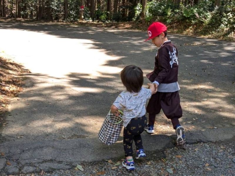 竜王遺跡散策に向かう子供達