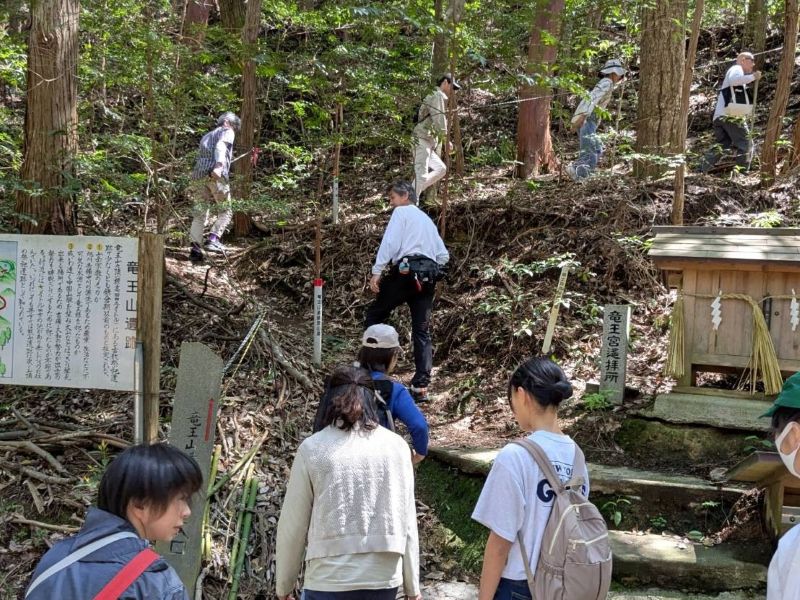 竜王山の山道を登る参加者の皆様