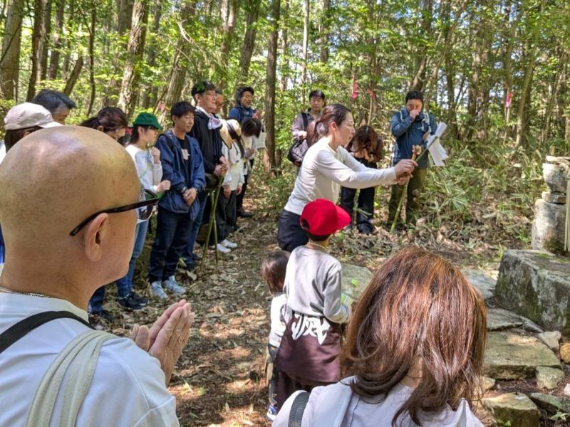 竜王遺跡にお供えをする女性宮司